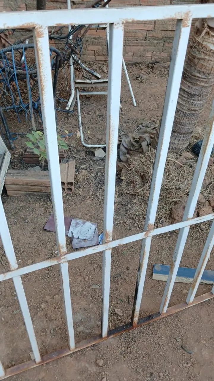 Vendo grade de portas e janelas 4 grades de janelas 2 de portas