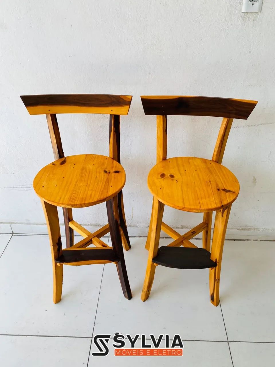 BANQUETAS FIXAS ENVERNIZADAS
