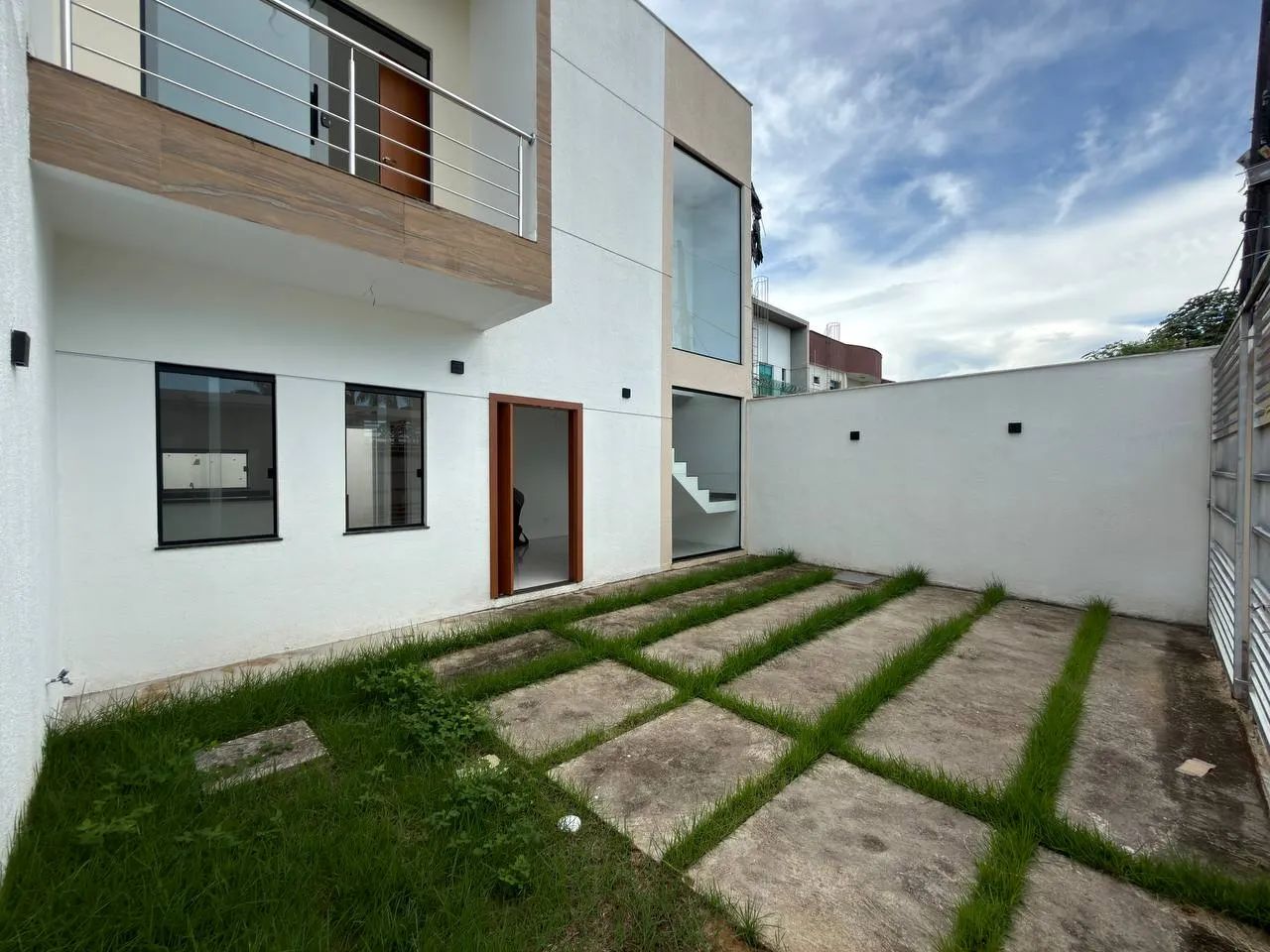 CASA EM FLORES / AV NILTON LINS DUPLEX 2 SUÍTES COM SALA ÍNTIMA E 2 VAGAS - Foto 2