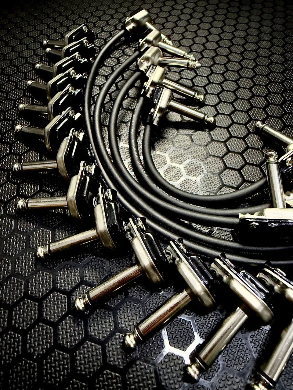 Patch Cables P10 Mono para pedais Cabo Mono P10 90° Low Profile Mogami Rean Neutrik