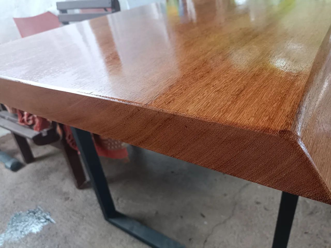 Mesas com bordas orgânicas estilo industrial 
