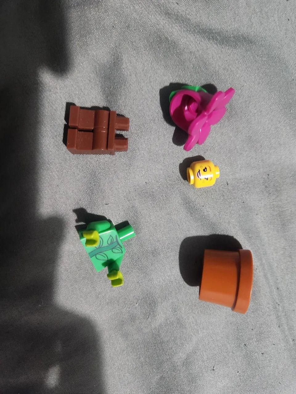 minifigure lego garota flor
