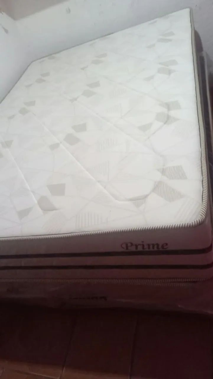 Cama nova no plástico sem marcas de uso
