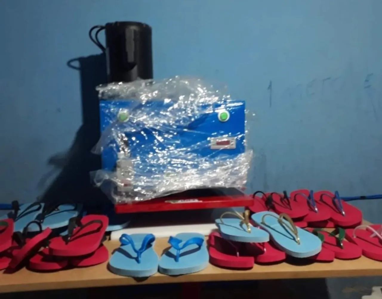 Vendo uma fábrica de chinelos
