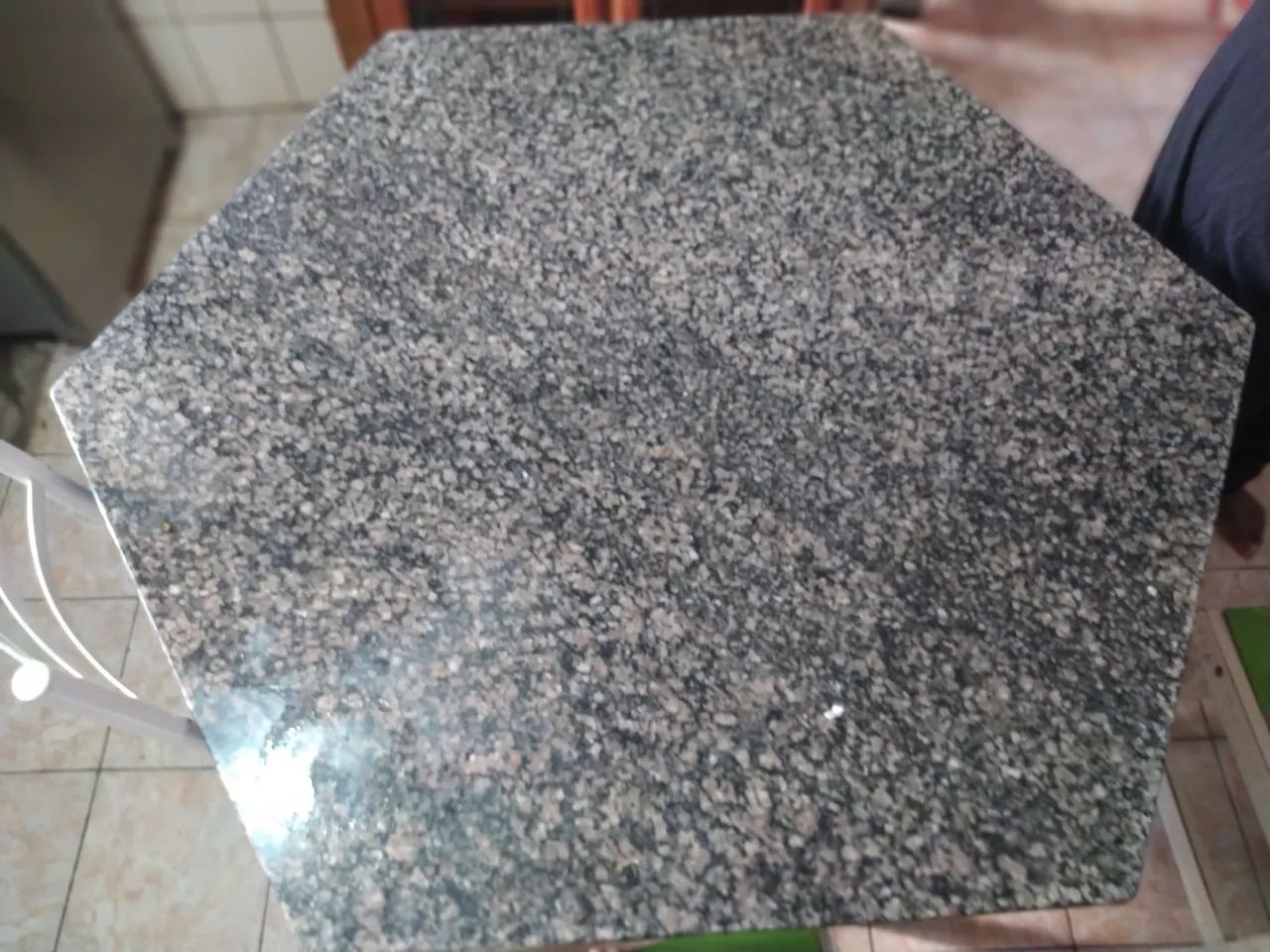 Mesa com tampo de granito preto/cinza