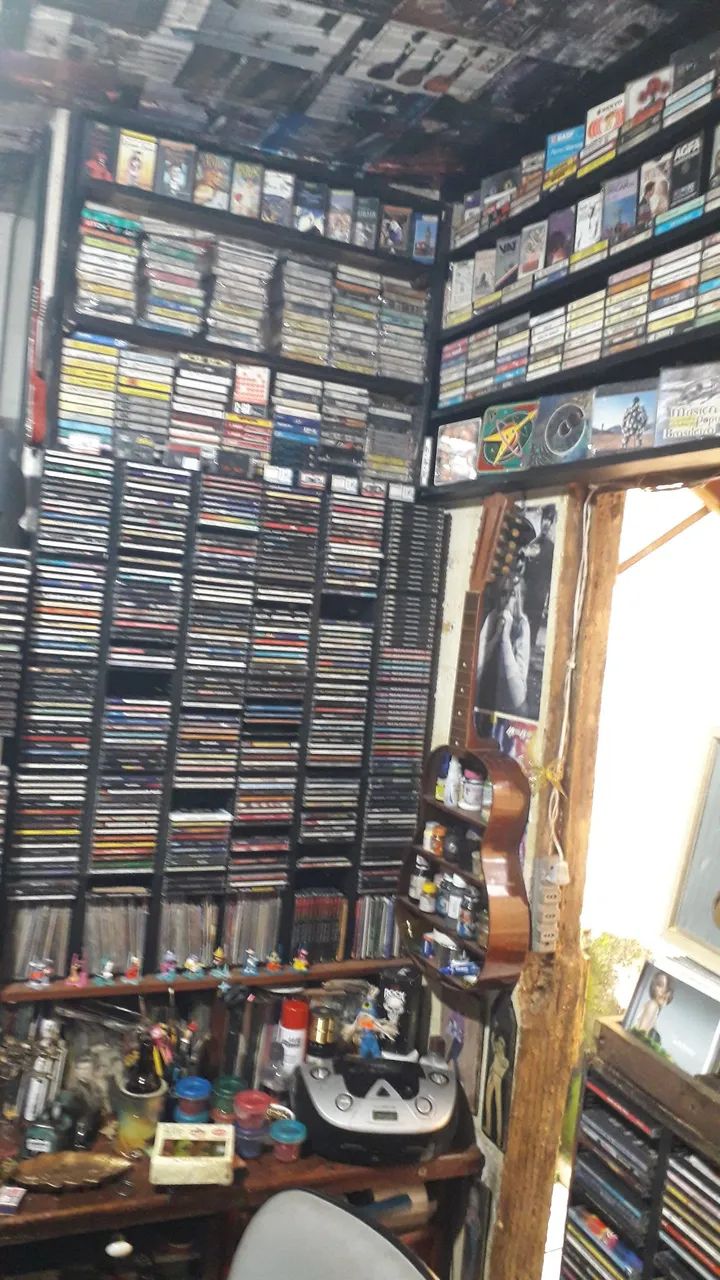 CDs , DVDs  e fitas k7 
