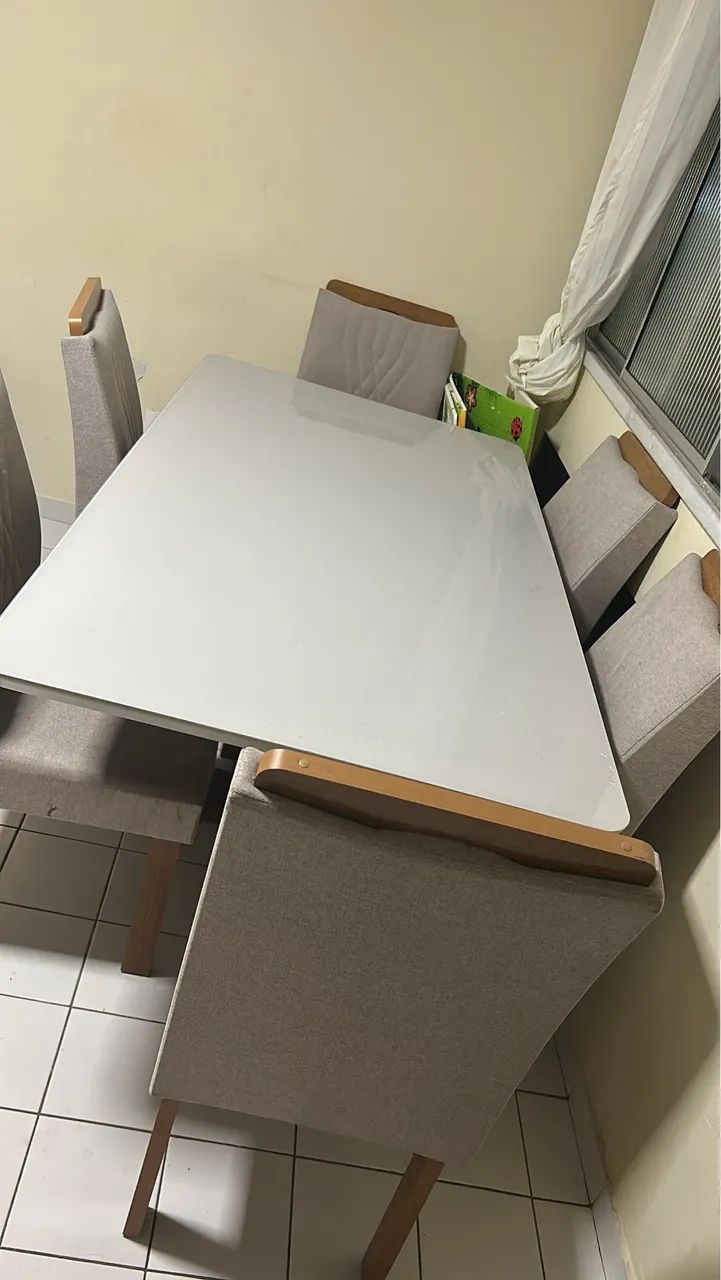 Mesa com 6 Cadeiras praticamente nova.