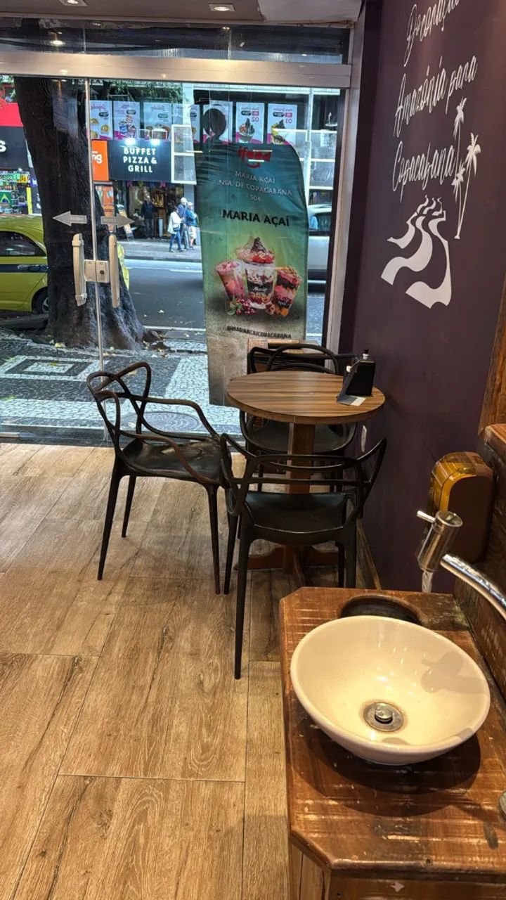 Mesa baixa com tres cadeiras plásticas