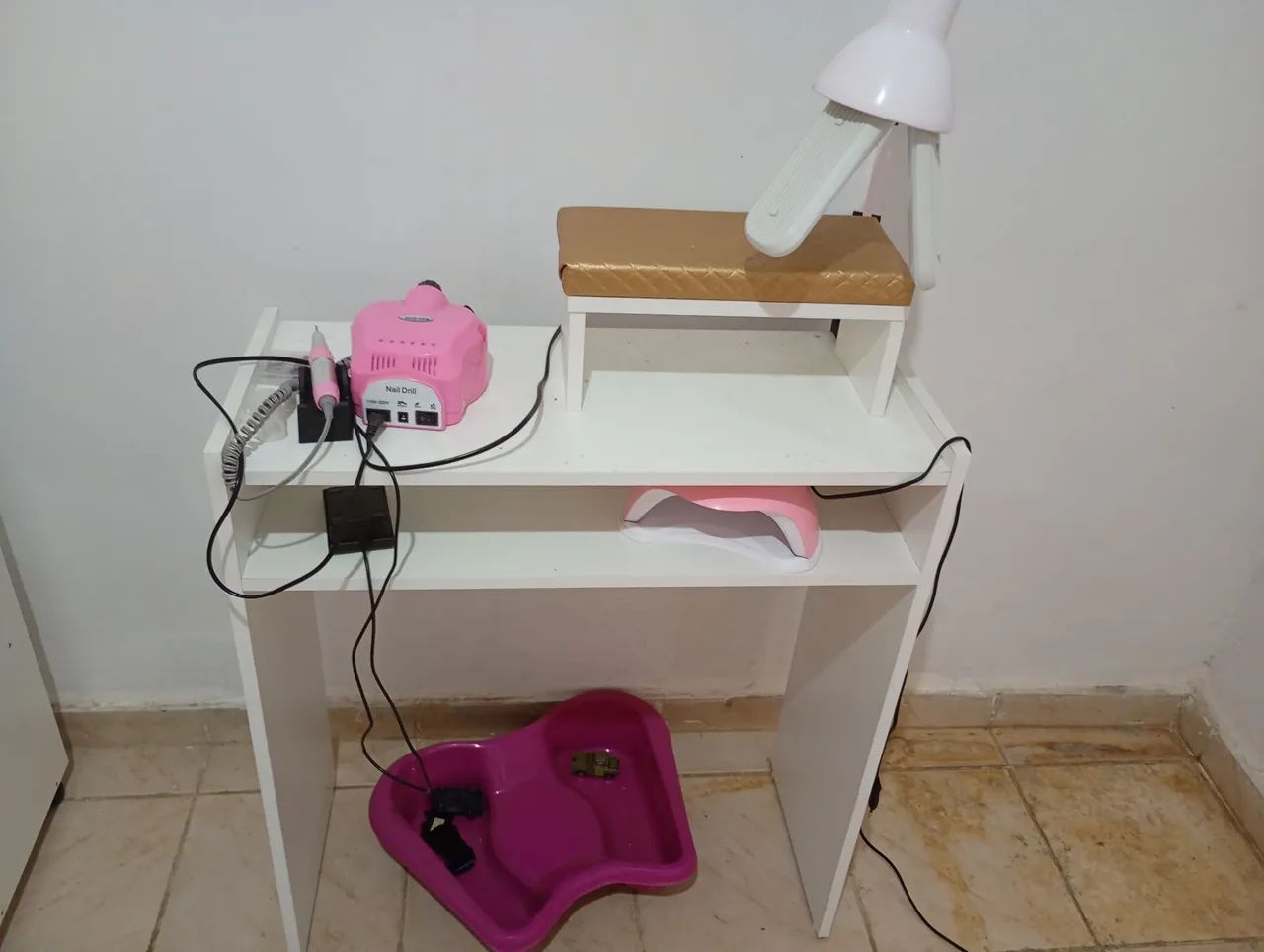 Estou vendendo uma mesa de manicure, uma luminária e máquinas.  - Foto 4