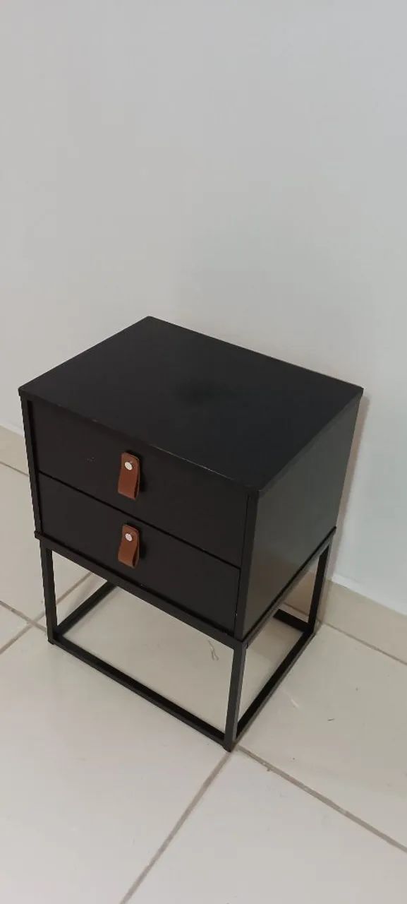 Mesa de cabeceira (criado mudo) bem conservada