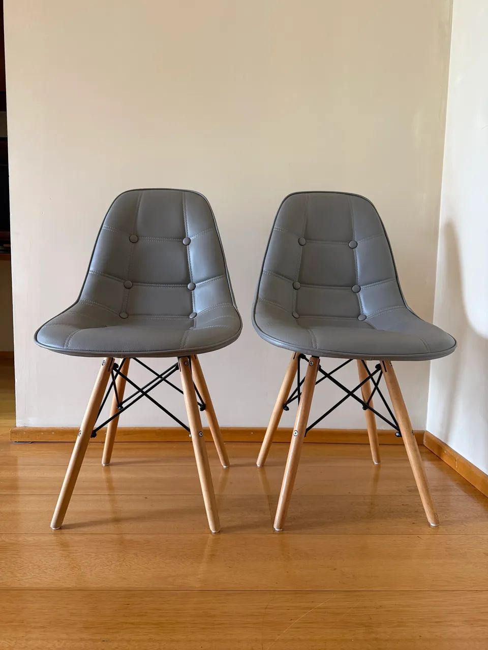 par de cadeiras eames eiffel botonê cinza - Foto 4