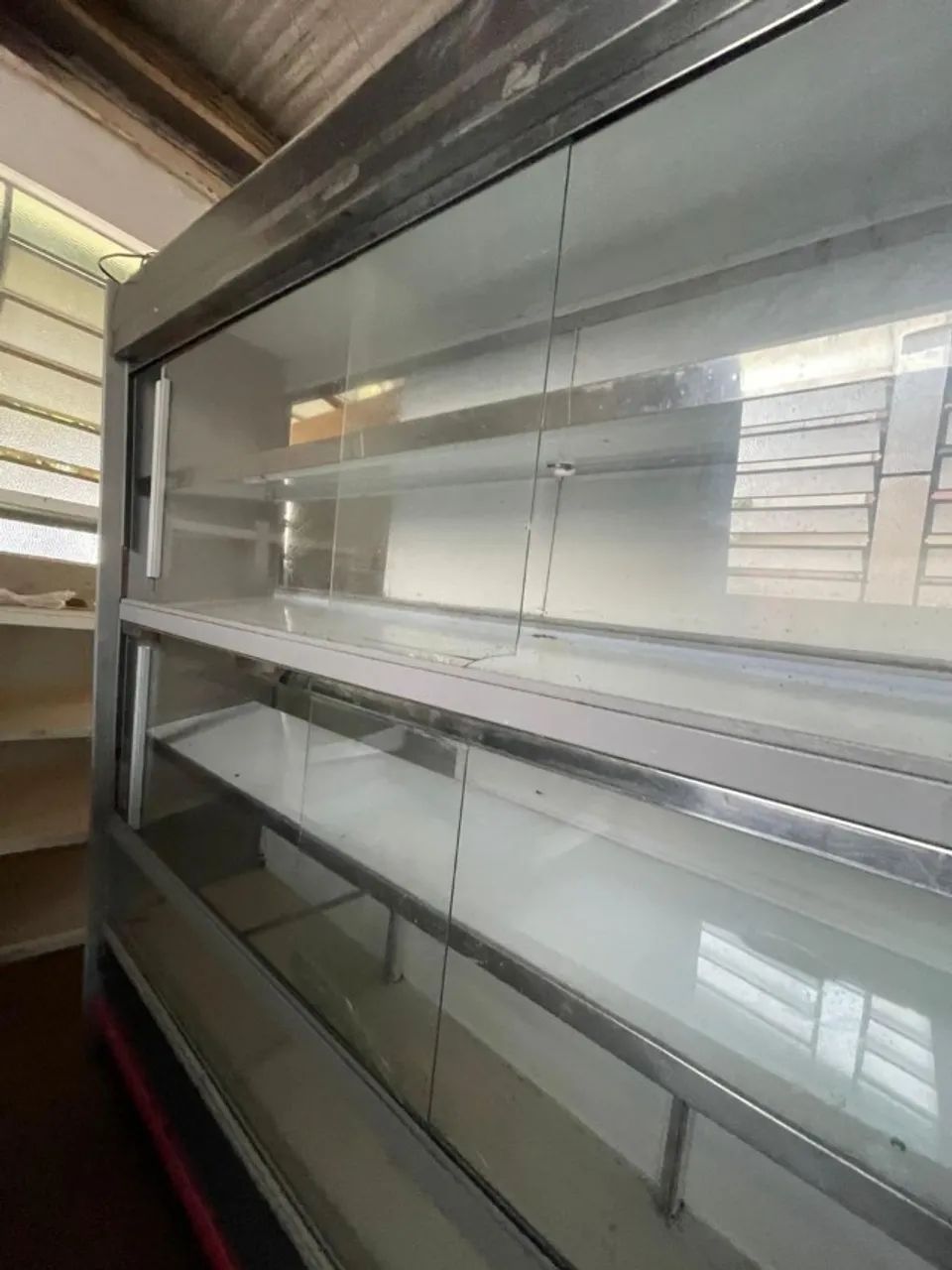 VITRINE DE EXPOSIÇÃO DE PÃES