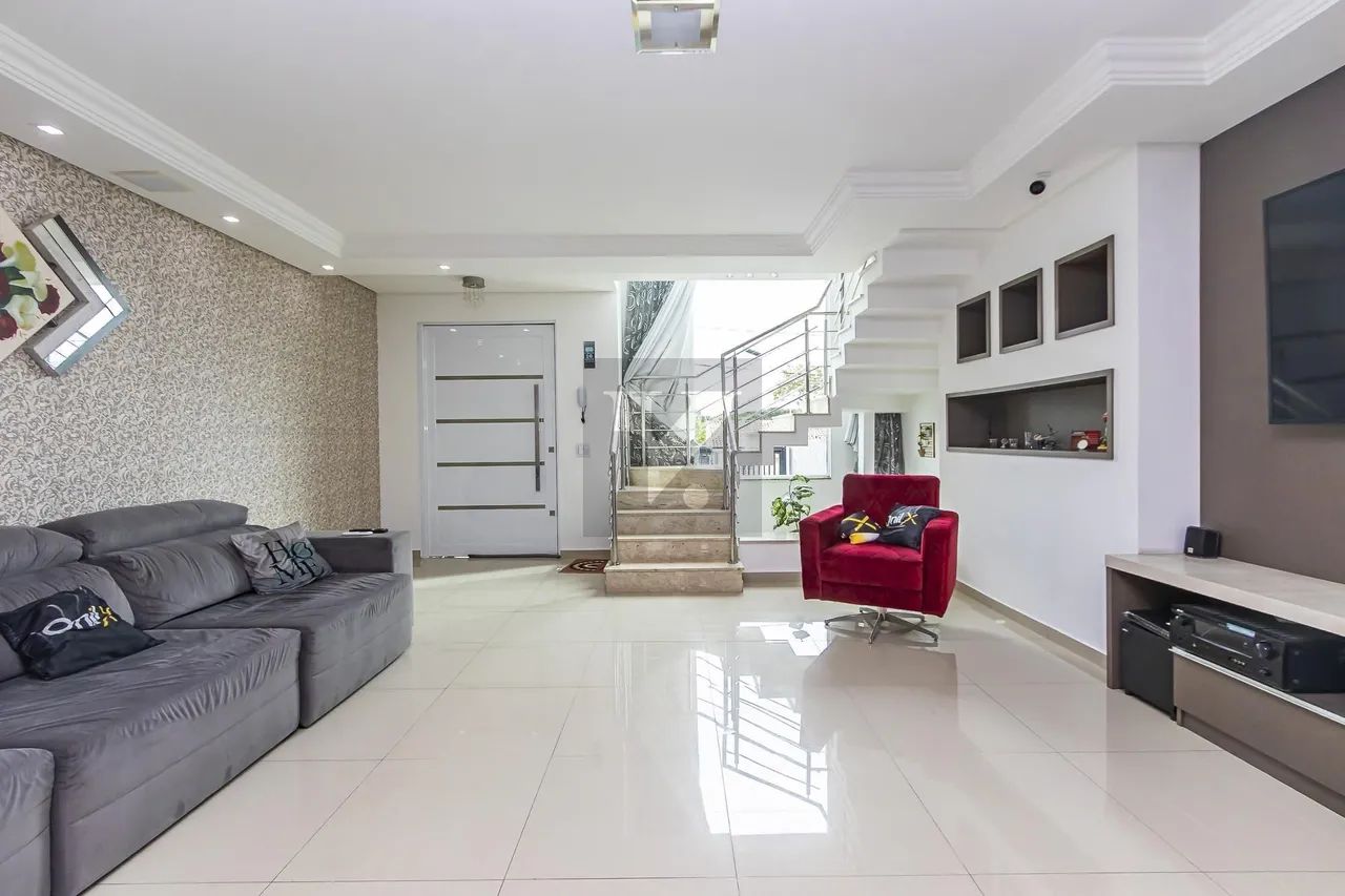 Sobrado Exclusivo no Pinheirinho  4 Quartos, Mobiliado e com 7 Vagas | Oportuni
