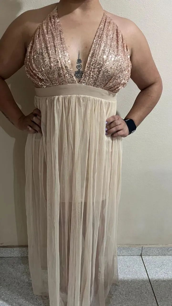Vestido bege de tule com paetê 