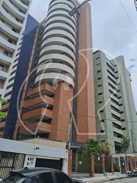 Excelente localização, amplo apartamento com 04 suítes, jacuzzi, DCE, wc's com armários e 