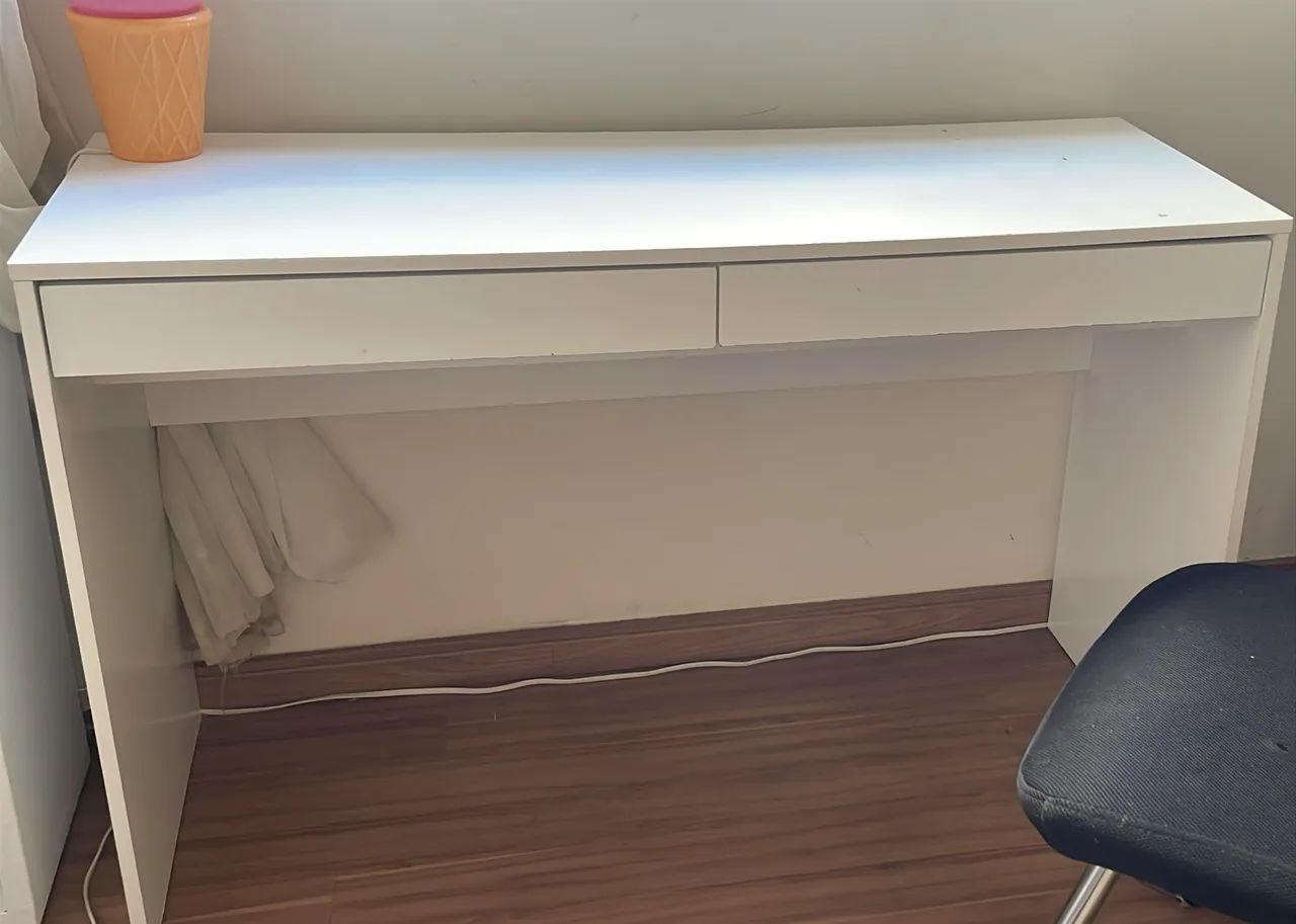 White desk with two drawers