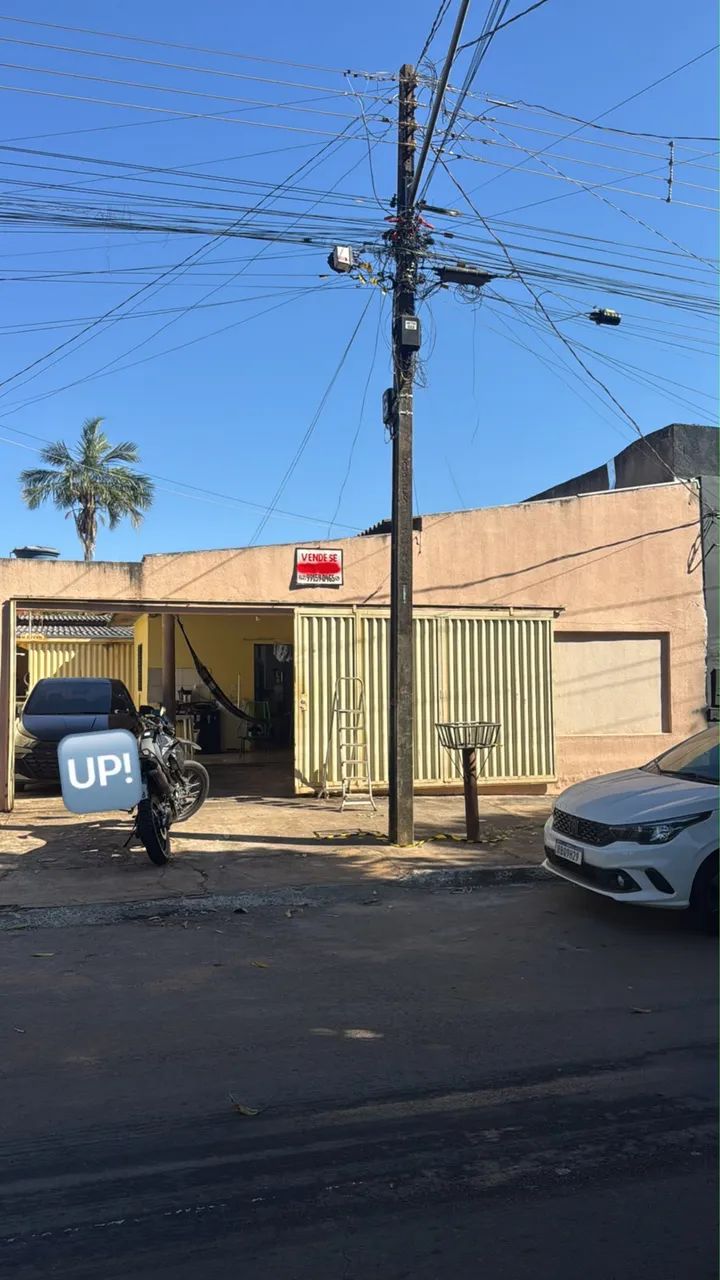 Casa com barracão em avenida 