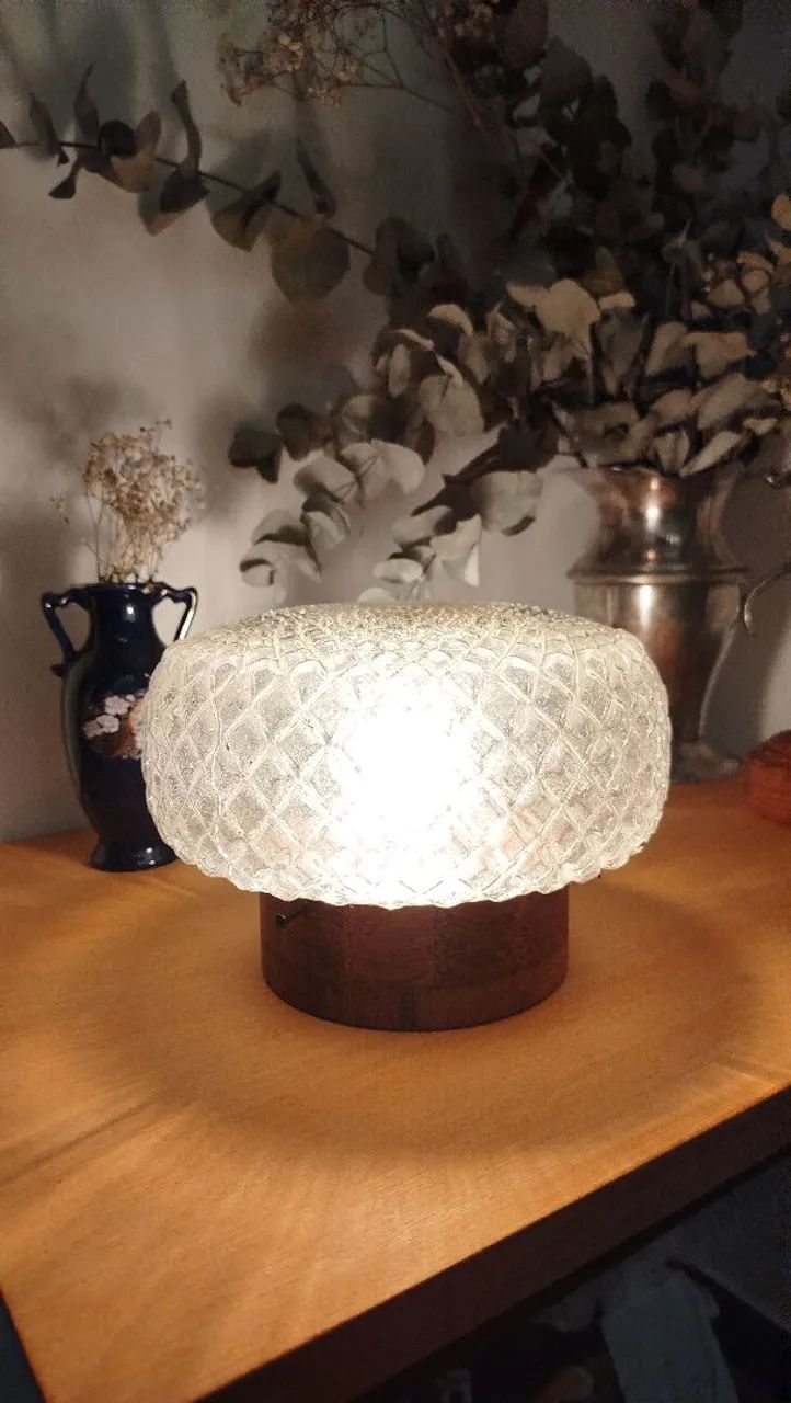 Luminária com base em madeira torneada segmentada, cúpula forma disco voador, bico de jaca
