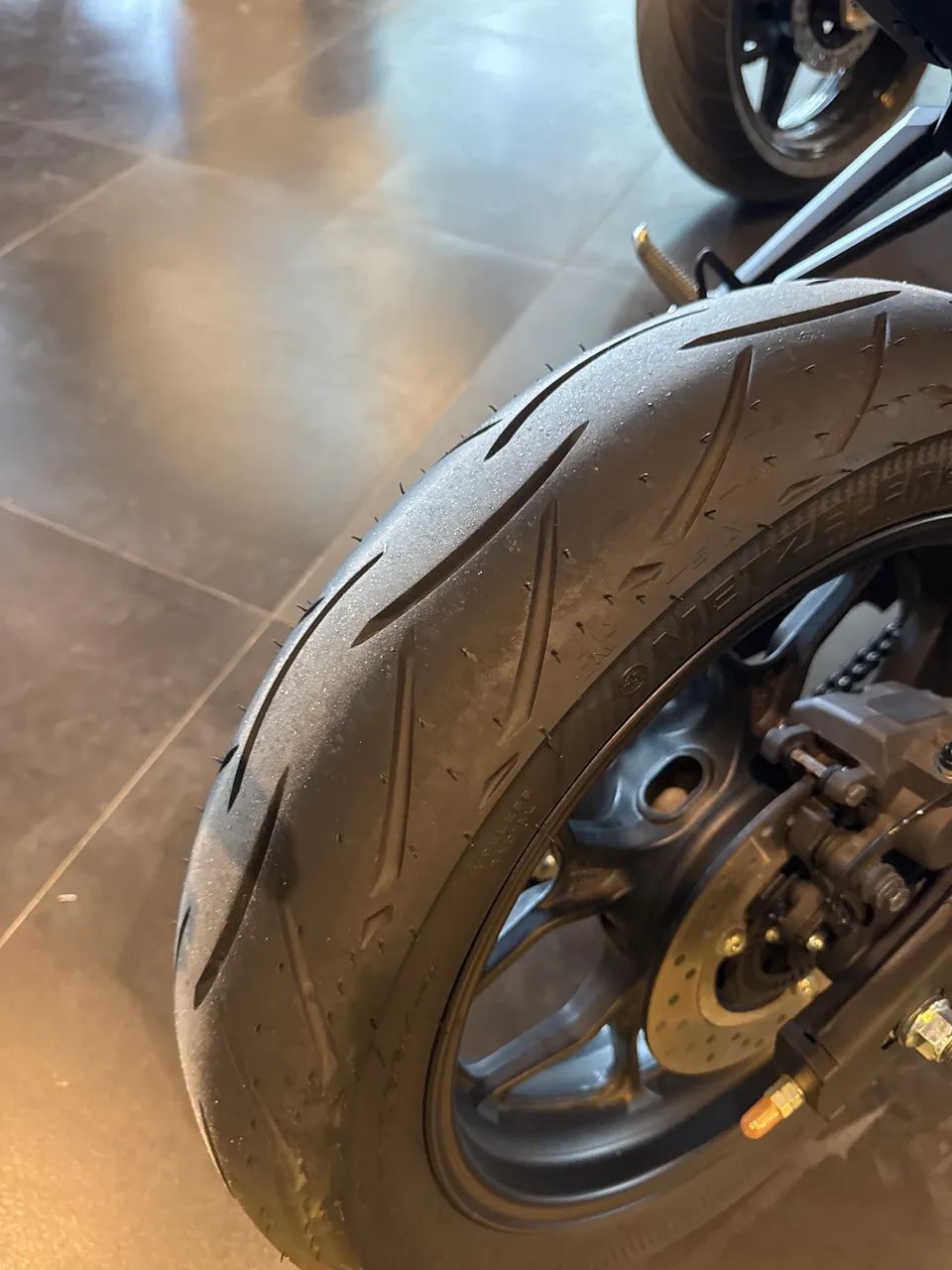 R3 2026 com apenas 1.000 km - Foto 4