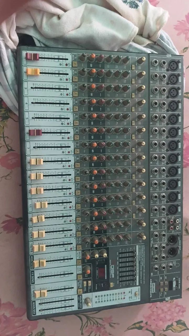 Mesa de som mecânico 