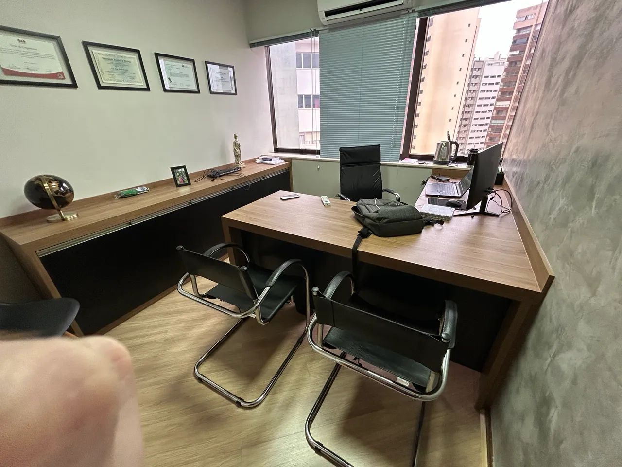Mesa e armário para escritório 