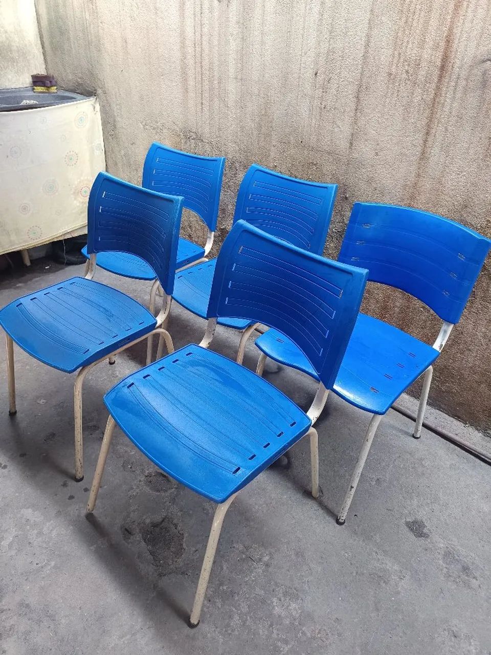 Vendo essas 05 cadeira de plástico 40,00 cada  - Foto 2