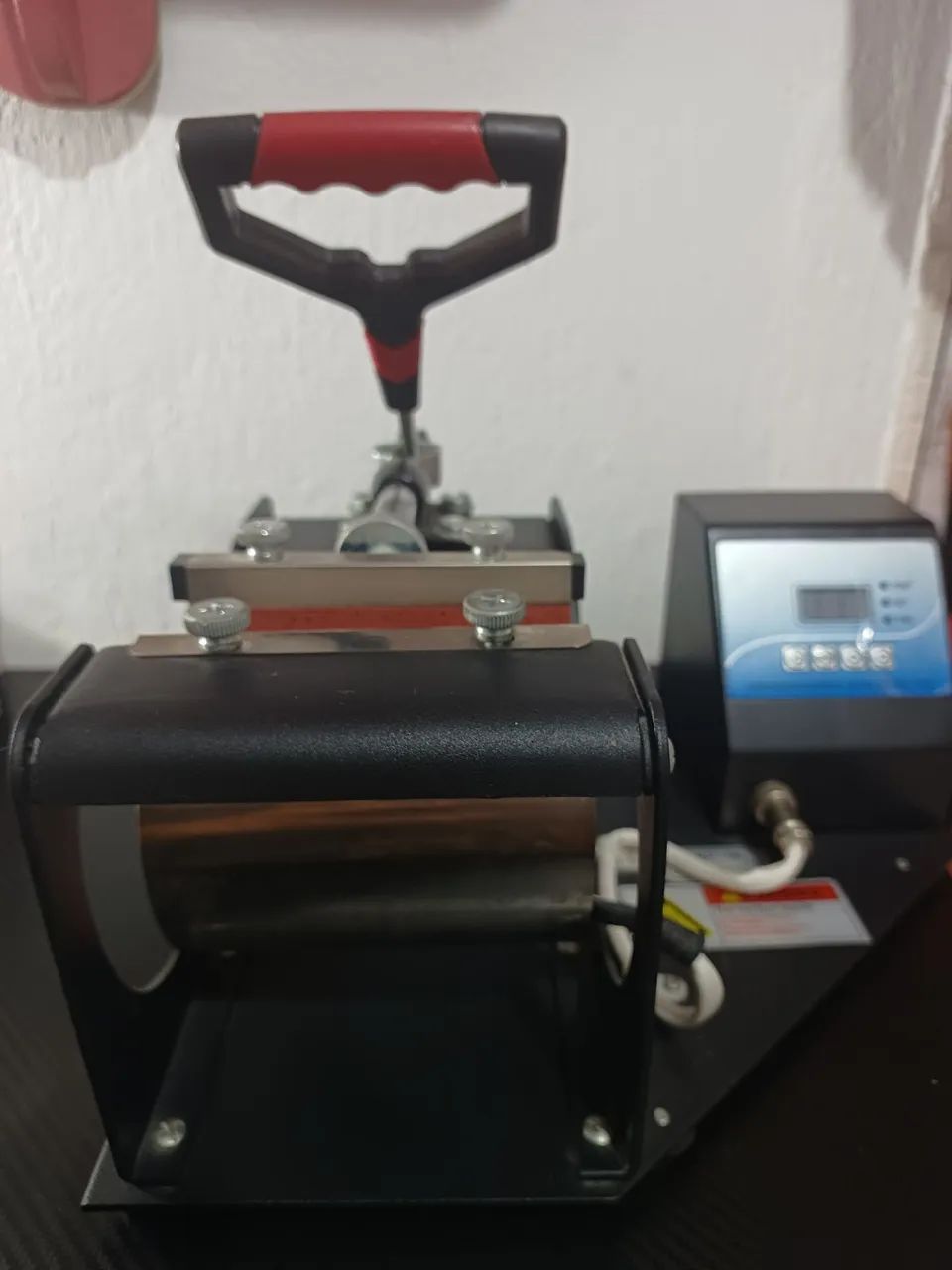 Prensa sublimadora semiautomática SCP SB04A preta - Foto 4