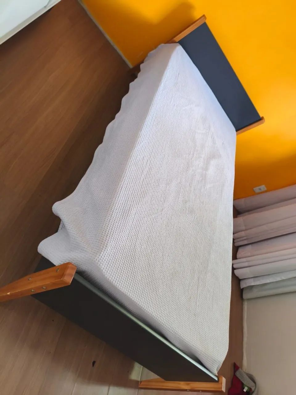 Guarda-roupas solteiro e cama pouco tempo de uso - Foto 4