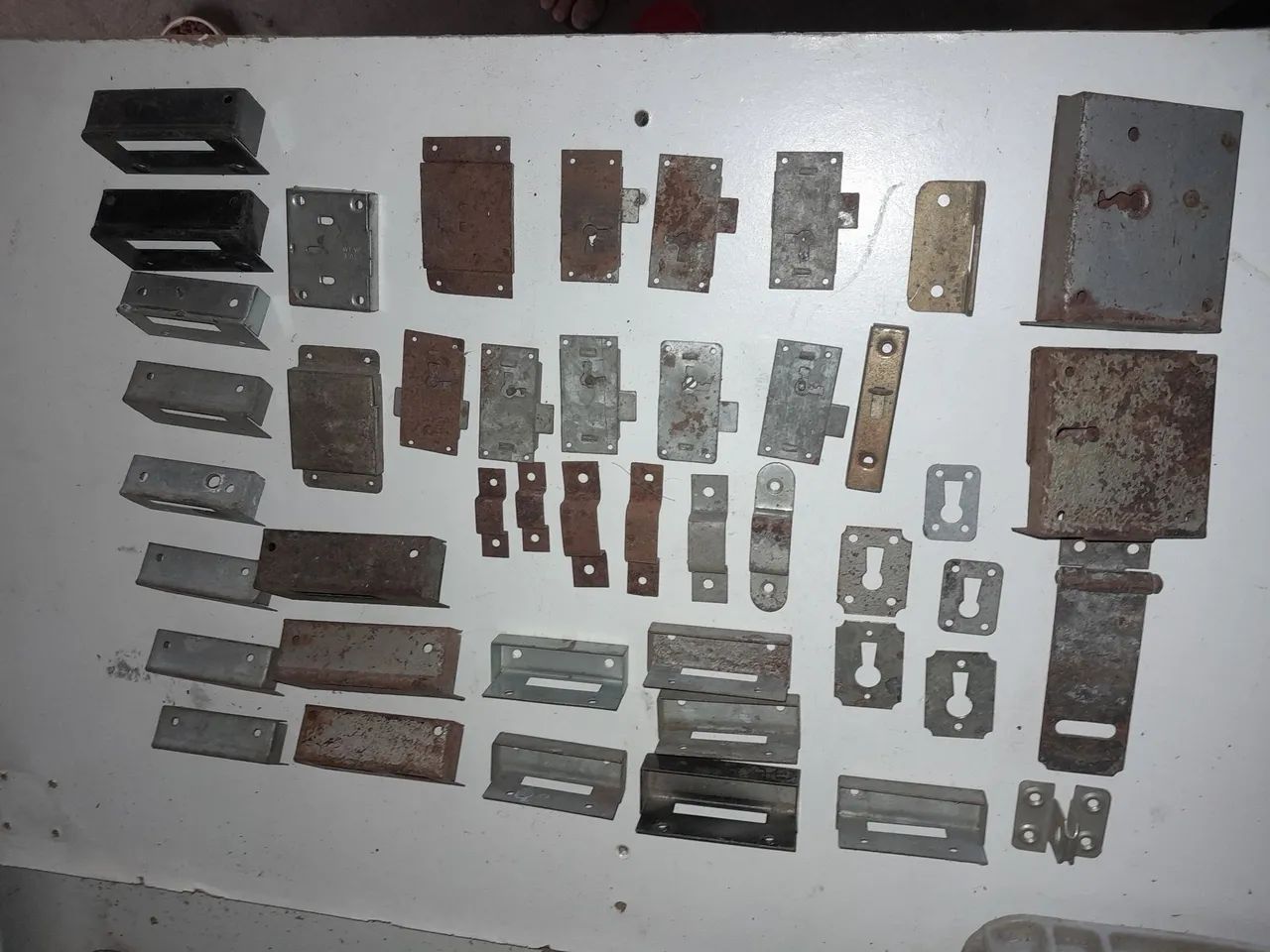 Lote com cadeados, fechaduras puchadores e peças para fechaduras e acessórios antigos   - Foto 2