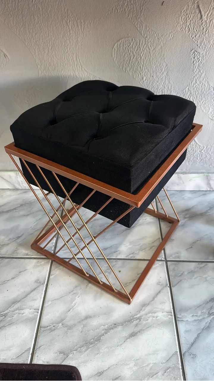 Puf Preto com Metalizado Rosê