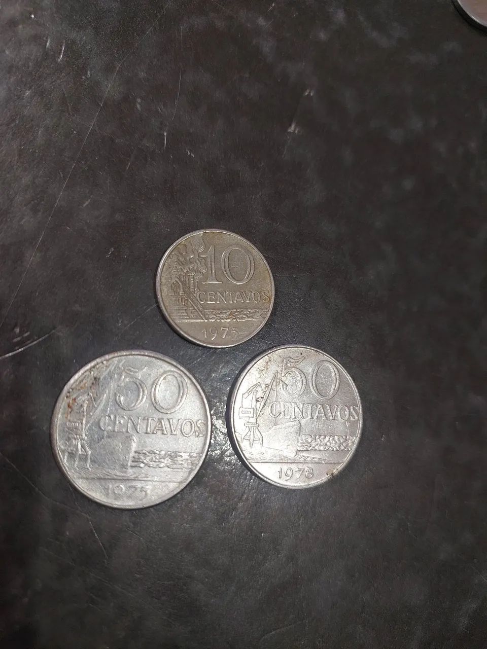 Moedas antigas de 10 e 50 centavos de 1975. - Foto 2