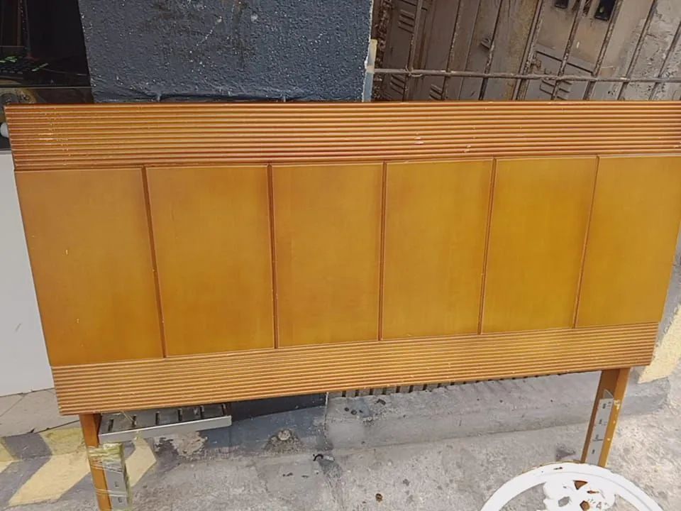 CABECEIRA DE CAMA CASAL MADEIRA MACIÇA COM SUPORTE DE FERRO 