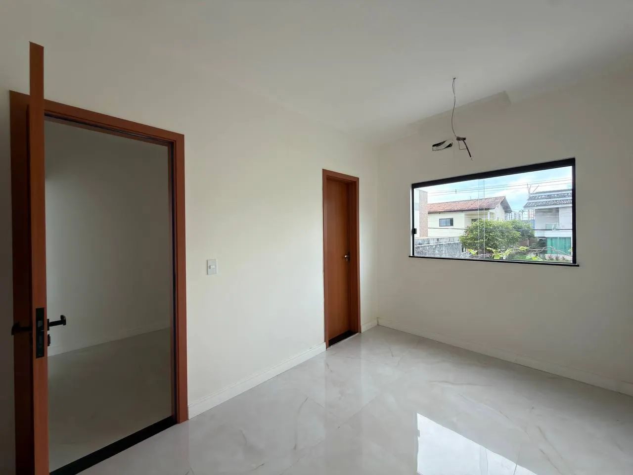 CASA EM FLORES / AV NILTON LINS DUPLEX 2 SUÍTES COM SALA ÍNTIMA E 2 VAGAS - Foto 5