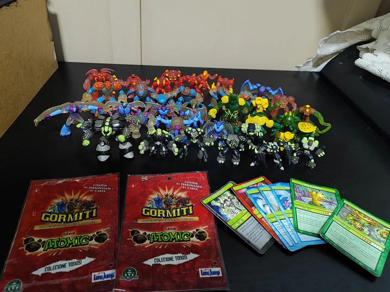 Gormiti Série Atômica completa + 2 pacotes originais, 2 bonecos raros e 8 cartas 