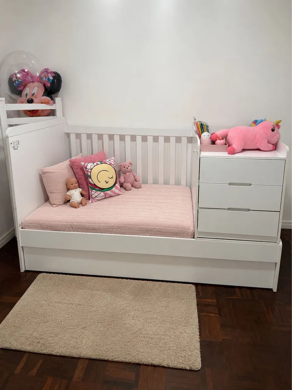 Berço com cômoda e cama auxiliar 