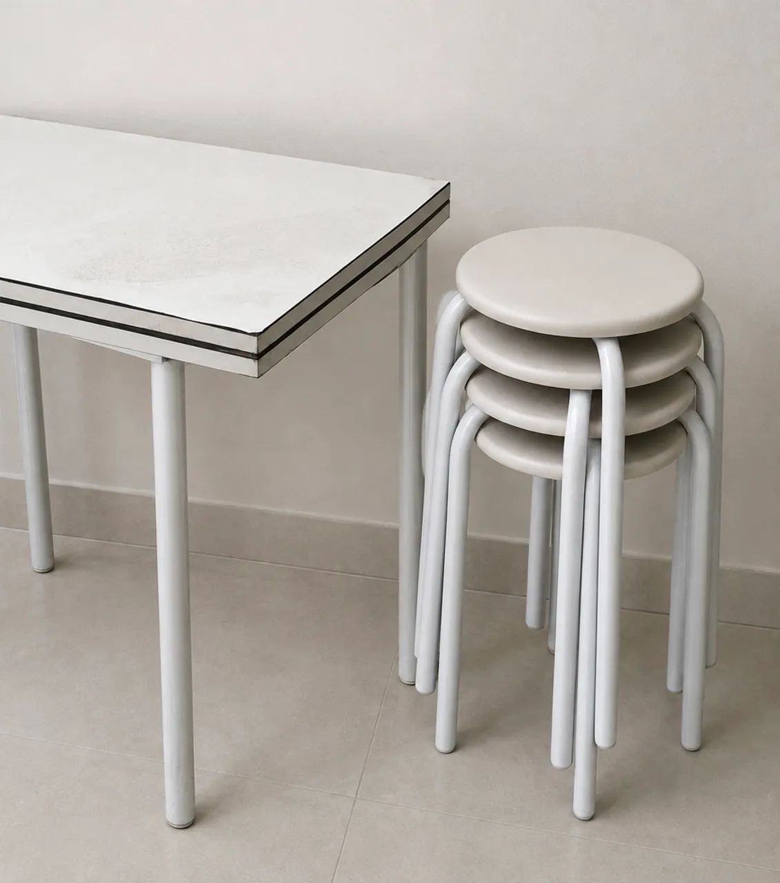 Mesa dobrável com banquetas 