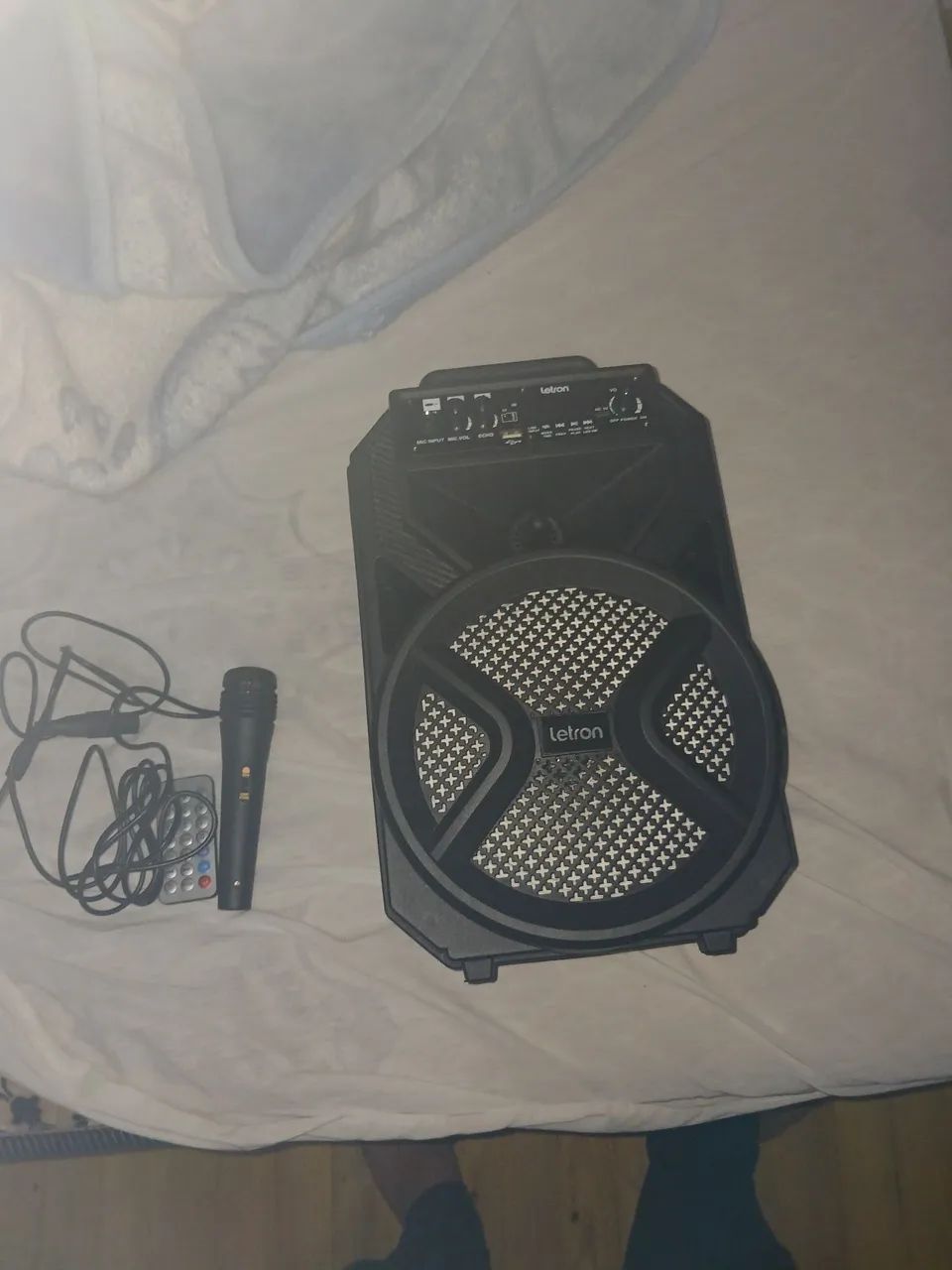 Do caixinha de som vai com microfone junto - Foto 2