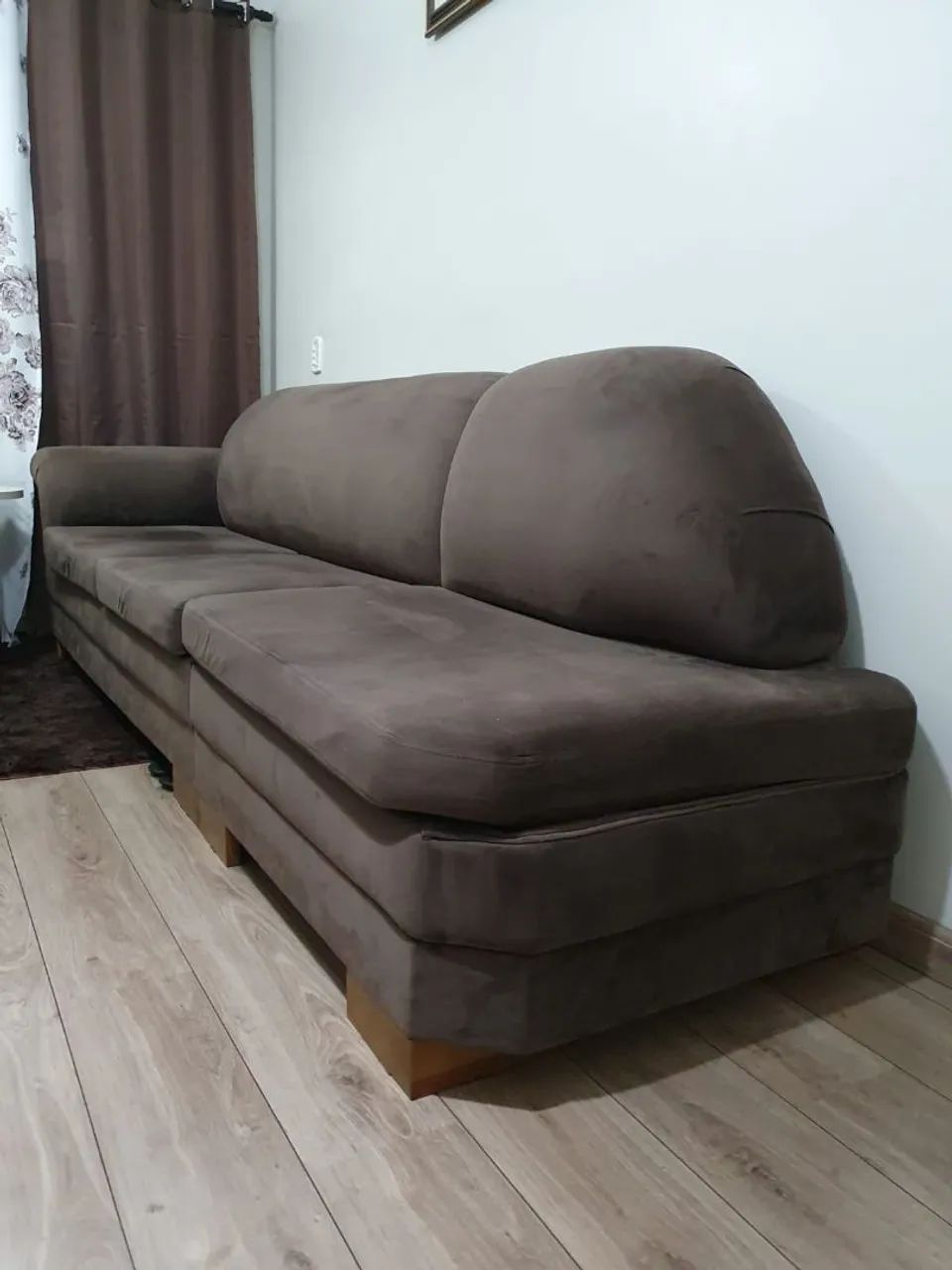 Sofá em suede marrom 3 metros - ótimo estado - Foto 2