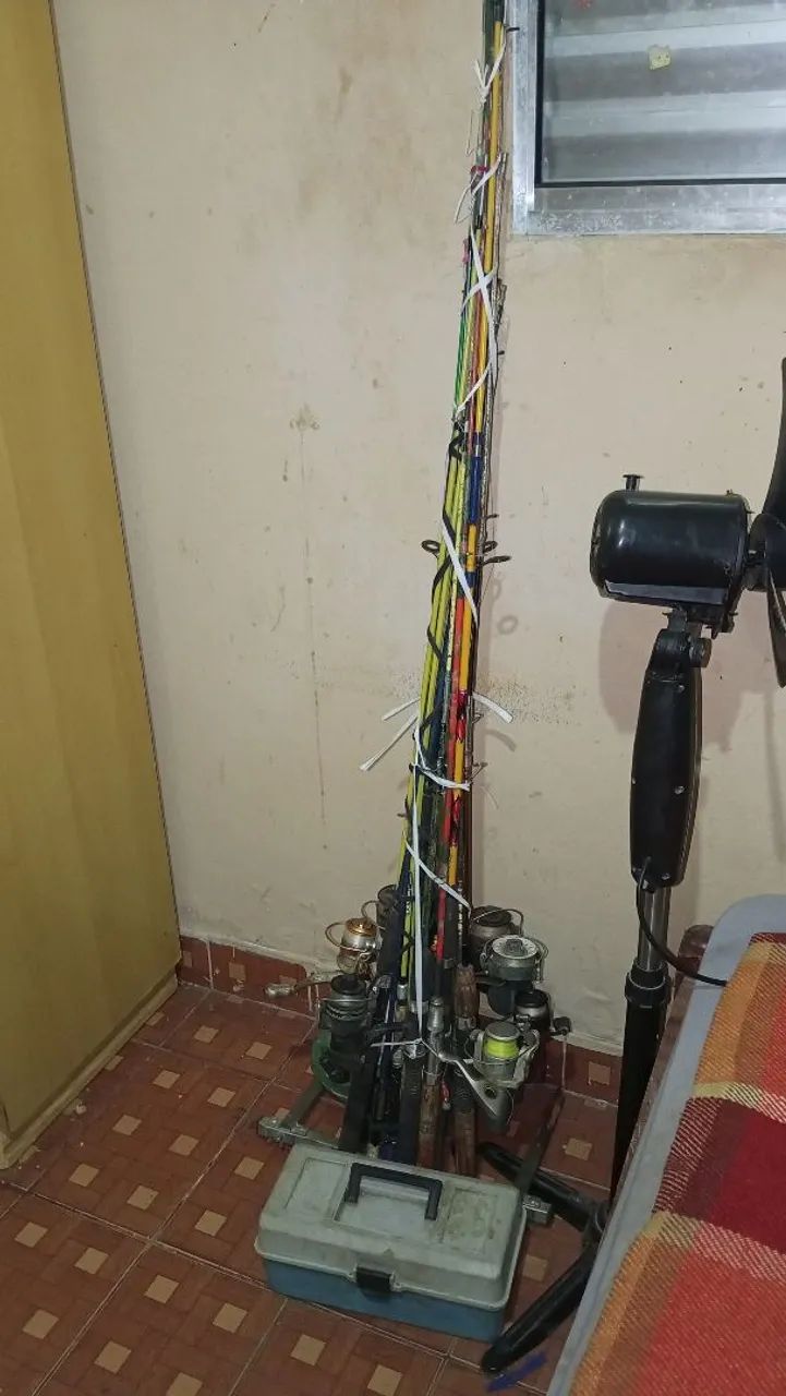 Vende-se varas de pesca são 14 varas completas - Foto 2
