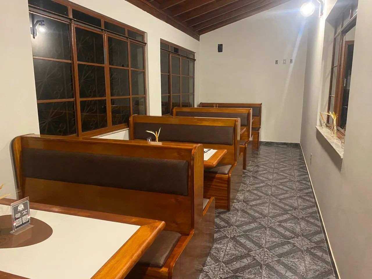 Vendo Conjunto de Bancos e Mesas para Restaurante - Foto 3