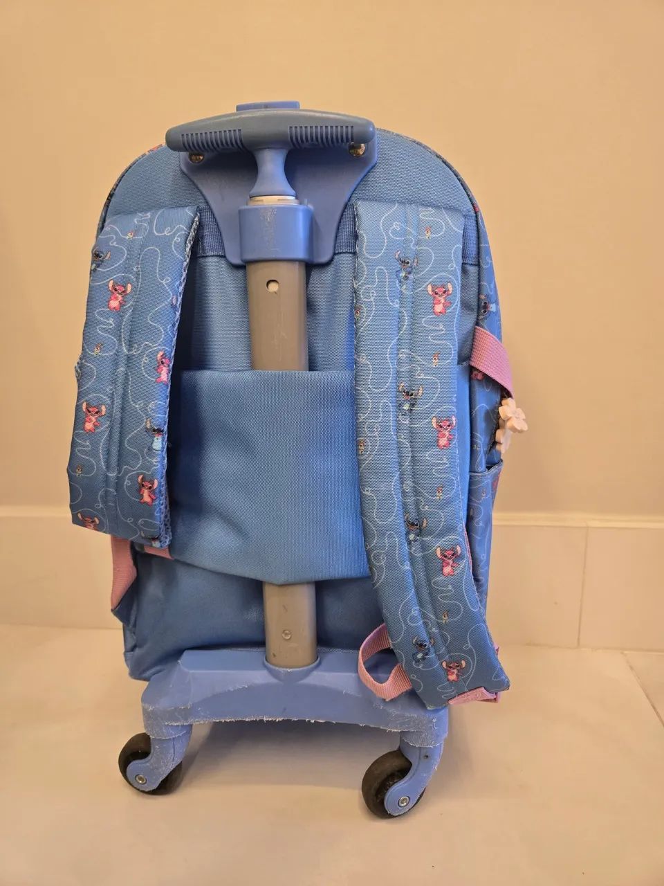 Mochila Infantil Stitch com Rodinhas - Foto 3