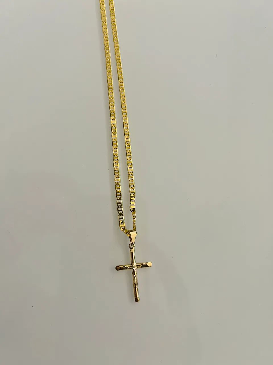 Corrente modelo piestrine 3mm banhada a ouro 18k com crusifixo -70cm