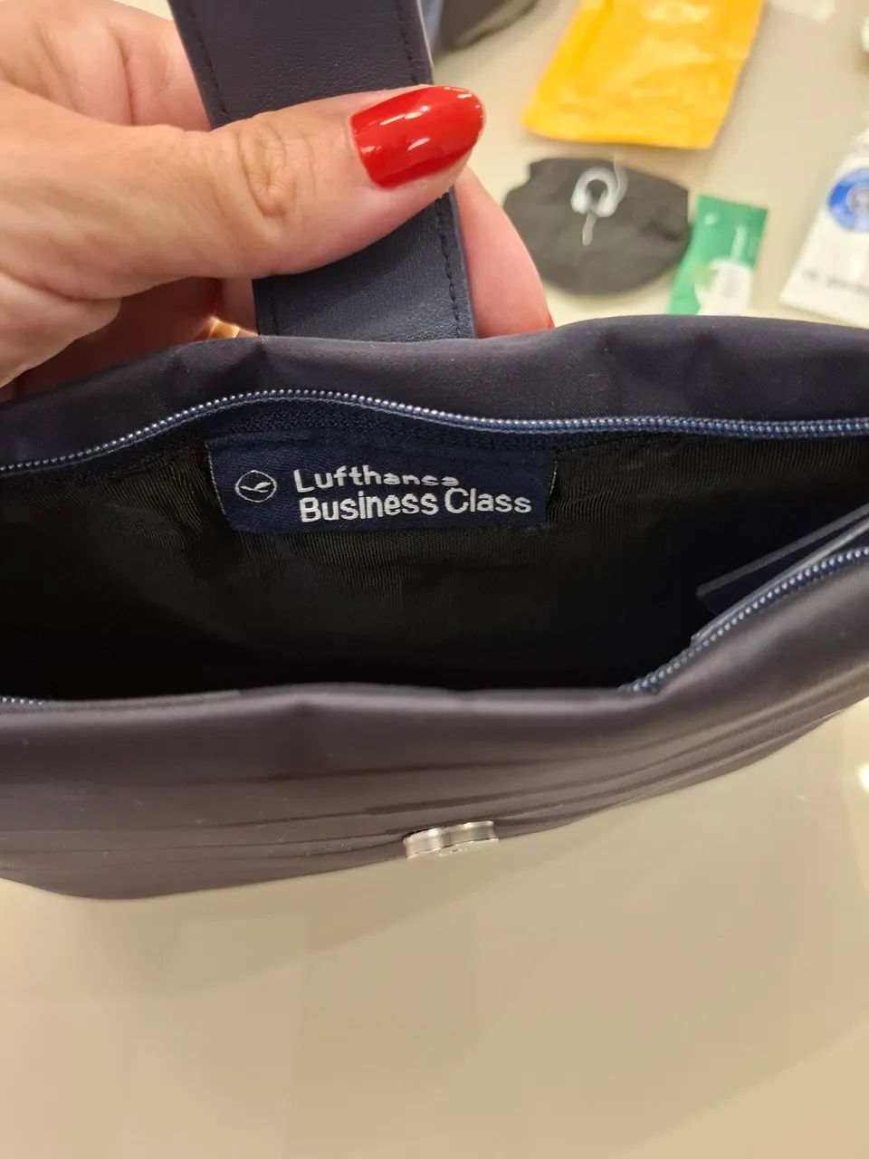 Nécessaire Lufthansa com amenidades - Foto 3
