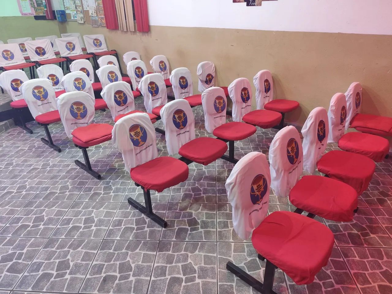 37 CADEIRAS LONGARINAS USADAS - Foto 3