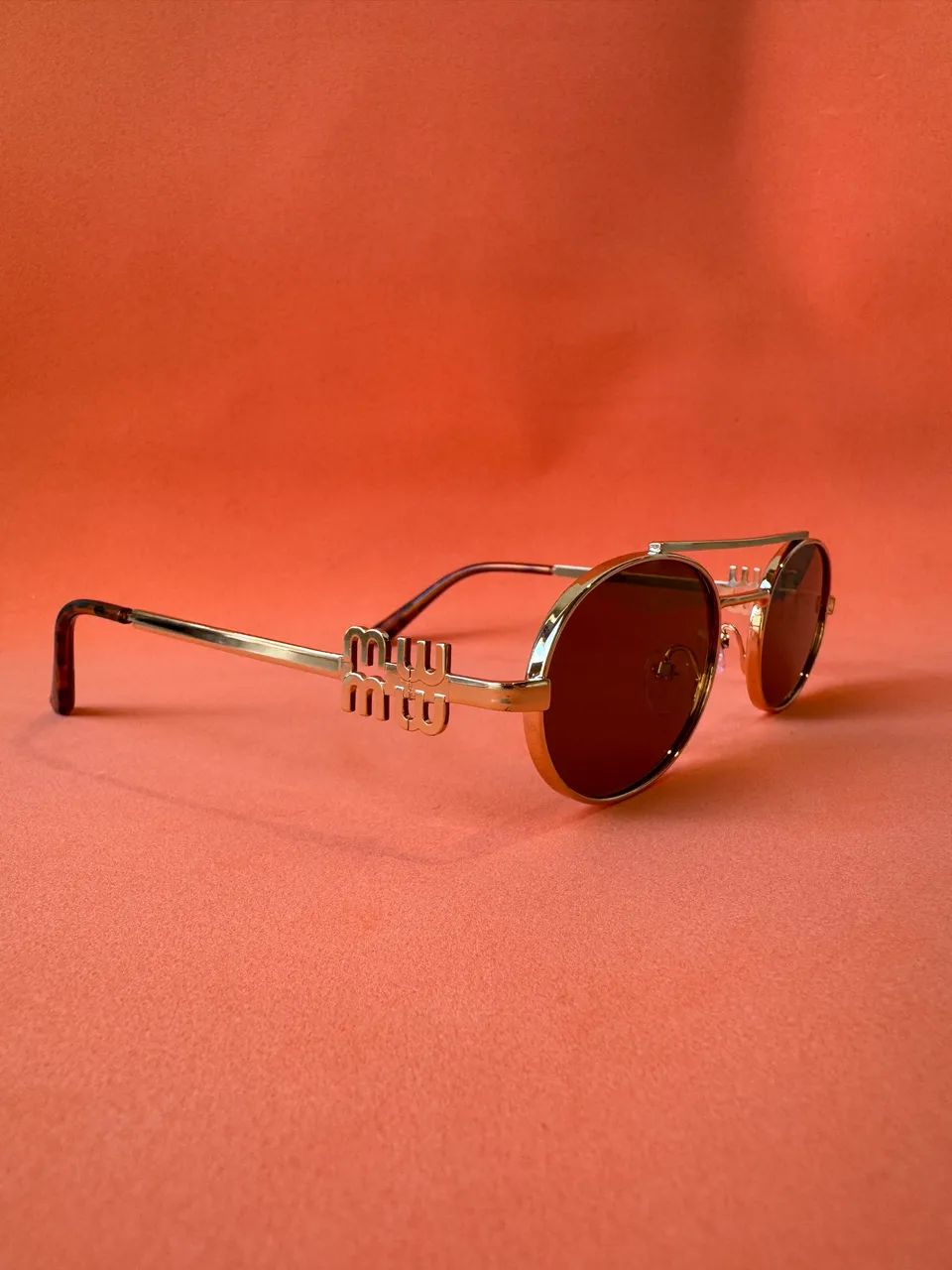 Óculos de sol oval miu miu novo