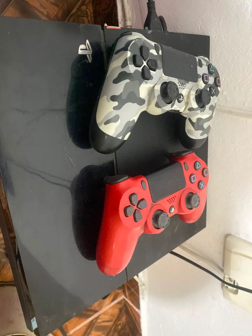 Vendo PS4 slim 2 controles e jogos