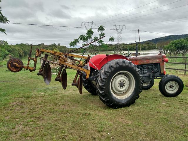 Vendo Trator 65x e Arado - Foto 4