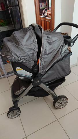 Conjunto de carrinho e bebê conforto com base da Chicco