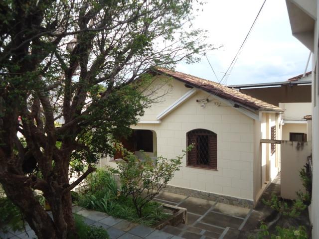 Casa bem conservada em ótima localização, próximo a rua padre eustáquio!