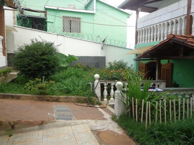 Excelente casa recuada em localização privilegiada. - Foto 8